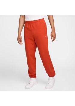 Męskie spodnie z dzianiny Nike Solo Swoosh - Czerwony ze sklepu Nike poland w kategorii Spodnie męskie - zdjęcie 173816761