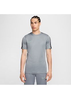 Męska koszulka piłkarska z krótkim rękawem Dri-FIT Nike Academy - Szary ze sklepu Nike poland w kategorii T-shirty męskie - zdjęcie 173816802
