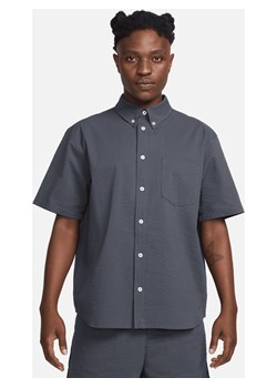 Męska koszula z krótkim rękawem z karbowanej tkaniny zapinana na guziki Nike Life - Szary ze sklepu Nike poland w kategorii Koszule męskie - zdjęcie 173816882