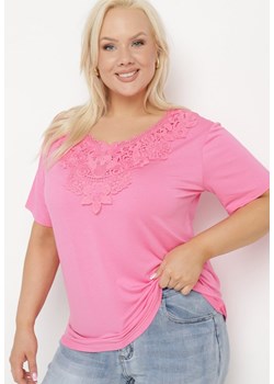Różowy Klasyczny T-shirt z Koronką przy Dekolcie Fioma ze sklepu Born2be Odzież w kategorii Bluzki damskie - zdjęcie 173822404