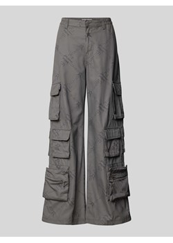 Spodnie cargo z szeroką nogawką i wyhaftowanym logo ze sklepu Peek&Cloppenburg  w kategorii Spodnie damskie - zdjęcie 173824551