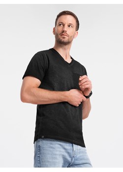 Męski t-shirt V-neck o pręgowanej strukturze z kieszonką – czarny V6 OM-TSCT-22SS-002 ze sklepu ombre w kategorii T-shirty męskie - zdjęcie 173825304