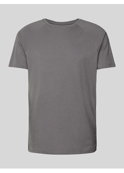 T-shirt z prążkowanym okrągłym dekoltem ze sklepu Peek&Cloppenburg  w kategorii T-shirty męskie - zdjęcie 173827332