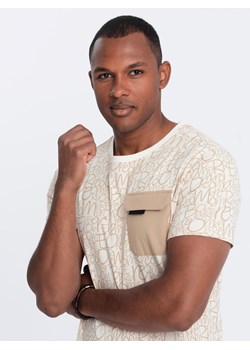 Bawełniany męski t-shirt z literowym printem i kieszonką – kremowo-brązowy V1 OM-TSFP-0188 ze sklepu ombre w kategorii T-shirty męskie - zdjęcie 173841742