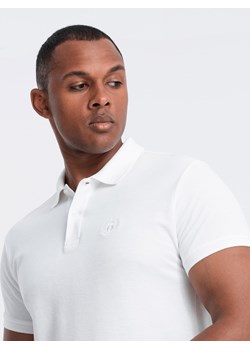 Jednokolorowa koszulka męska polo BASIC z dzianiny pique - biała V4 OM-POBS-0100 ze sklepu ombre w kategorii T-shirty męskie - zdjęcie 173848274