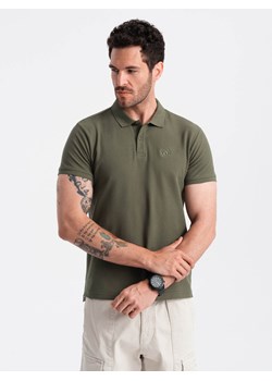 Męska jednokolorowa koszulka polo BASIC z dzianiny pique - ciemnooliwkowa V6 OM-POBS-0100 ze sklepu ombre w kategorii T-shirty męskie - zdjęcie 173848304