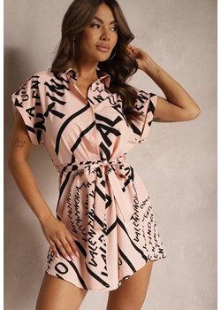 Jasnoróżowa Sukienka o Koszulowym Kroju z Materiałowym Paskiem i Wzorem w Kształcie Napisów Horetta ze sklepu Renee odzież w kategorii Sukienki - zdjęcie 173849464
