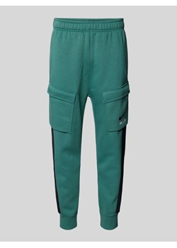 Spodnie dresowe o kroju regular fit z kieszeniami cargo ze sklepu Peek&Cloppenburg  w kategorii Spodnie męskie - zdjęcie 173857384