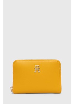 Tommy Hilfiger portfel damski kolor żółty AW0AW16330 ze sklepu ANSWEAR.com w kategorii Portfele damskie - zdjęcie 173861692