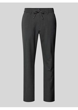 Spodnie materiałowe o kroju tapered fit z kieszeniami z tyłu ze sklepu Peek&Cloppenburg  w kategorii Spodnie męskie - zdjęcie 173864131