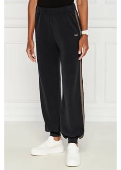 EA7 Spodnie dresowe | Regular Fit ze sklepu Gomez Fashion Store w kategorii Spodnie damskie - zdjęcie 173866130
