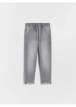 Reserved - Elastyczne jeansy carrot - jasnoszary ze sklepu Reserved w kategorii Spodnie chłopięce - zdjęcie 173869940