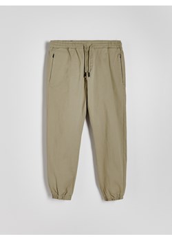 Reserved - Spodnie jogger slim - oliwkowy ze sklepu Reserved w kategorii Spodnie męskie - zdjęcie 173870080