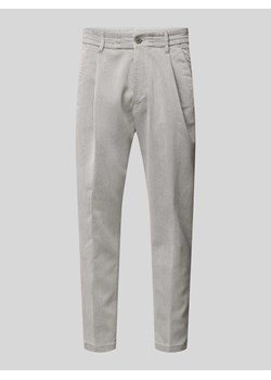 Spodnie o kroju tapered fit z zakładkami w pasie model ‘CHASY’ ze sklepu Peek&Cloppenburg  w kategorii Spodnie męskie - zdjęcie 173872443