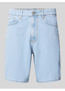Szorty jeansowe z prostymi nogawkami i wyhaftowanym logo model ‘EARL’ ze sklepu Peek&Cloppenburg  w kategorii Spodenki męskie - zdjęcie 173872470