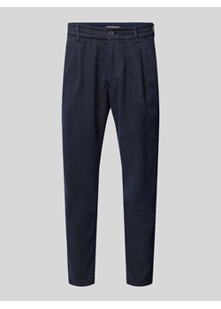Spodnie o kroju tapered fit z zakładkami w pasie model ‘CHASY’ ze sklepu Peek&Cloppenburg  w kategorii Spodnie męskie - zdjęcie 173872471