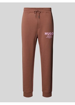 Spodnie dresowe o kroju tapered fit z nadrukiem z logo model ‘Nevez’ ze sklepu Peek&Cloppenburg  w kategorii Spodnie męskie - zdjęcie 173872473
