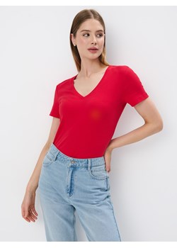 Mohito - Czerwony t-shirt z dekoltem V - czerwony ze sklepu Mohito w kategorii Bluzki damskie - zdjęcie 173873292
