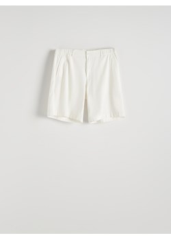 Reserved - Szorty regular fit - biały ze sklepu Reserved w kategorii Spodenki męskie - zdjęcie 173873663
