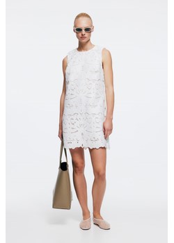 H & M - Sukienka z haftem angielskim - Biały ze sklepu H&M w kategorii Sukienki - zdjęcie 173874520