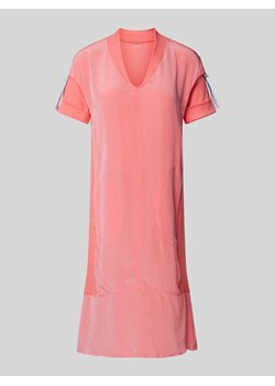 Sukienka o długości do kolan w jednolitym kolorze z dekoltem w serek ze sklepu Peek&Cloppenburg  w kategorii Sukienki - zdjęcie 173878690