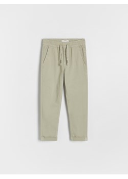 Reserved - Elastyczne jeansy carrot - zielony ze sklepu Reserved w kategorii Spodnie chłopięce - zdjęcie 173882992