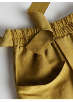 Reserved - Spodnie z lnem i wiskozą - oliwkowy ze sklepu Reserved w kategorii Szorty - zdjęcie 173885030