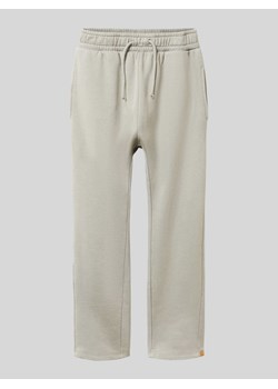 Spodnie dresowe z prostą nogawką i wpuszczanymi kieszeniami ze sklepu Peek&Cloppenburg  w kategorii Spodnie chłopięce - zdjęcie 173887593
