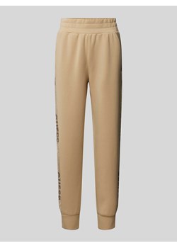 Spodnie dresowe o kroju slim fit z nadrukami z logo ze sklepu Peek&Cloppenburg  w kategorii Spodnie damskie - zdjęcie 173887904