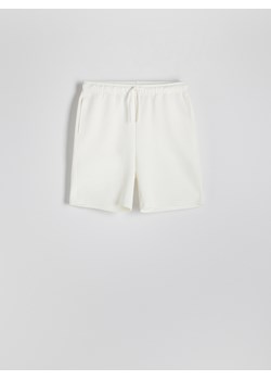 Reserved - Dresowe szorty regular fit - złamana biel ze sklepu Reserved w kategorii Spodenki męskie - zdjęcie 173888691