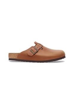 Birkenstock klapki skórzane Boston damskie kolor brązowy 1028310 ze sklepu PRM w kategorii Klapki damskie - zdjęcie 173890503