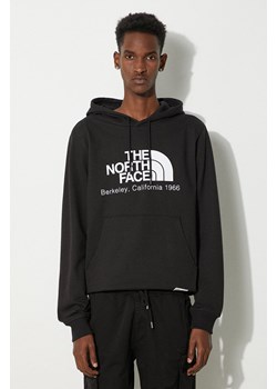 The North Face bluza bawełniana męska kolor czarny z kapturem z nadrukiem NF0A55GFJK31 ze sklepu PRM w kategorii Bluzy męskie - zdjęcie 173890753