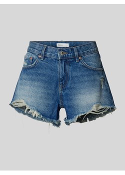 Szorty jeansowe o kroju regular fit z przetarciami ze sklepu Peek&Cloppenburg  w kategorii Szorty - zdjęcie 173895254
