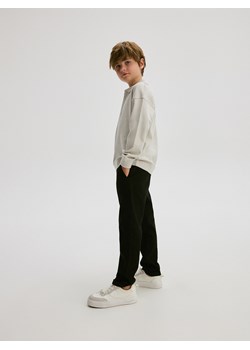 Reserved - Spodnie chino regular fit - czarny ze sklepu Reserved w kategorii Spodnie chłopięce - zdjęcie 173898290
