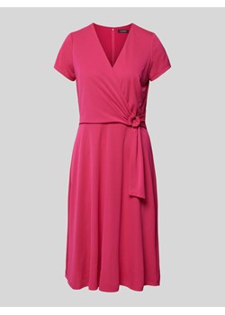 Sukienka o długości do kolan w kopertowym stylu model ‘KARLEE’ ze sklepu Peek&Cloppenburg  w kategorii Sukienki - zdjęcie 173899580