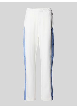 Spodnie dresowe o rozkloszowanym kroju z ozdobnymi guzikami model ‘Nusarah’ ze sklepu Peek&Cloppenburg  w kategorii Spodnie damskie - zdjęcie 173954302