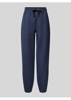 Spodnie dresowe o kroju tapered fit z detalem z logo model ‘Ebrandi’ ze sklepu Peek&Cloppenburg  w kategorii Spodnie damskie - zdjęcie 173954332