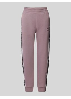 Spodnie dresowe o kroju tapered fit z paskami z logo ze sklepu Peek&Cloppenburg  w kategorii Spodnie damskie - zdjęcie 173954561