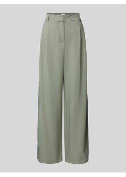 Spodnie o kroju wide leg z zakładkami w pasie i szlufkami na pasek ze sklepu Peek&Cloppenburg  w kategorii Spodnie damskie - zdjęcie 173962484