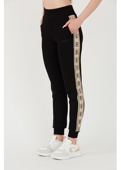 GUESS Czarne dresowe spodnie Britney Jogger, Wybierz rozmiar XS ze sklepu outfit.pl w kategorii Spodnie damskie - zdjęcie 173970033