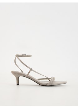 Reserved - Zamszowe sandały z paskami - jasnoszary ze sklepu Reserved w kategorii Sandały damskie - zdjęcie 173972744