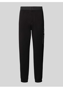 Spodnie dresowe o kroju regular fit z kieszenią cargo ze sklepu Peek&Cloppenburg  w kategorii Spodnie męskie - zdjęcie 173984093