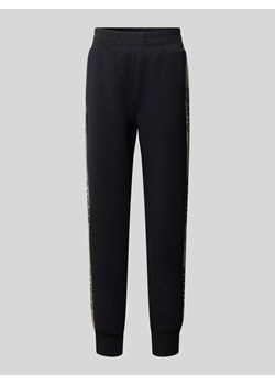 Spodnie dresowe o kroju slim fit z nadrukami z logo ze sklepu Peek&Cloppenburg  w kategorii Spodnie damskie - zdjęcie 173989510