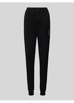 Spodnie dresowe o kroju slim fit z nadrukiem z logo ze sklepu Peek&Cloppenburg  w kategorii Spodnie damskie - zdjęcie 173991873