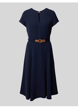 Sukienka o długości do kolan z paskiem model ‘BRYGITKA’ ze sklepu Peek&Cloppenburg  w kategorii Sukienki - zdjęcie 173999392