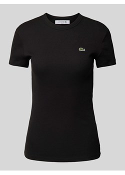 T-shirt o kroju slim fit z naszywką z logo ze sklepu Peek&Cloppenburg  w kategorii Bluzki damskie - zdjęcie 173999720
