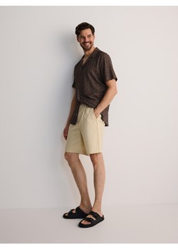 Reserved - Gładkie szorty loose fit - beżowy ze sklepu Reserved w kategorii Spodenki męskie - zdjęcie 174003491