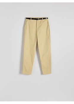 Reserved - Spodnie chino z paskiem - beżowy ze sklepu Reserved w kategorii Spodnie damskie - zdjęcie 174004321