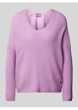 Sweter z dzianiny z zaokrąglonym dekoltem w serek model ‘THORA’ ze sklepu Peek&Cloppenburg  w kategorii Swetry damskie - zdjęcie 174009303