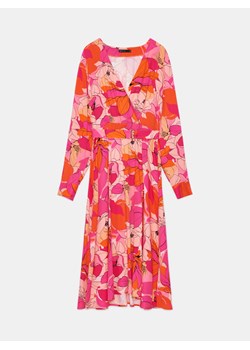 Mohito - Kopertowa sukienka midi w kwiaty - mocny różowy ze sklepu Mohito w kategorii Sukienki - zdjęcie 174012983